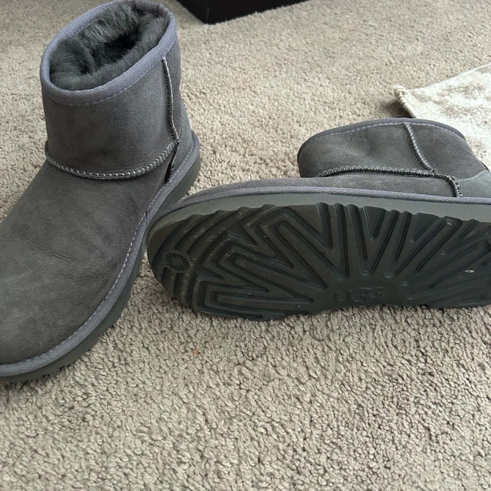 Ugg Mini Boot - Picture 3 of 5